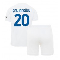 Dětský fotbalový dres Inter Milan Hakan Calhanoglu #20 2023-24 Venkovní Krátký Rukáv (+ trenýrky)